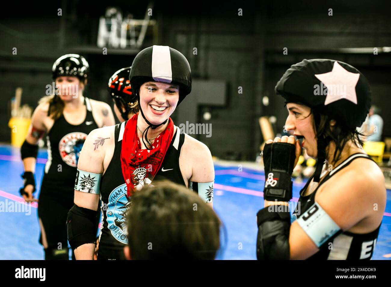USA, New York, New York. Squadra di roller derby di Gotham Girls. (Solo per uso editoriale) Foto Stock