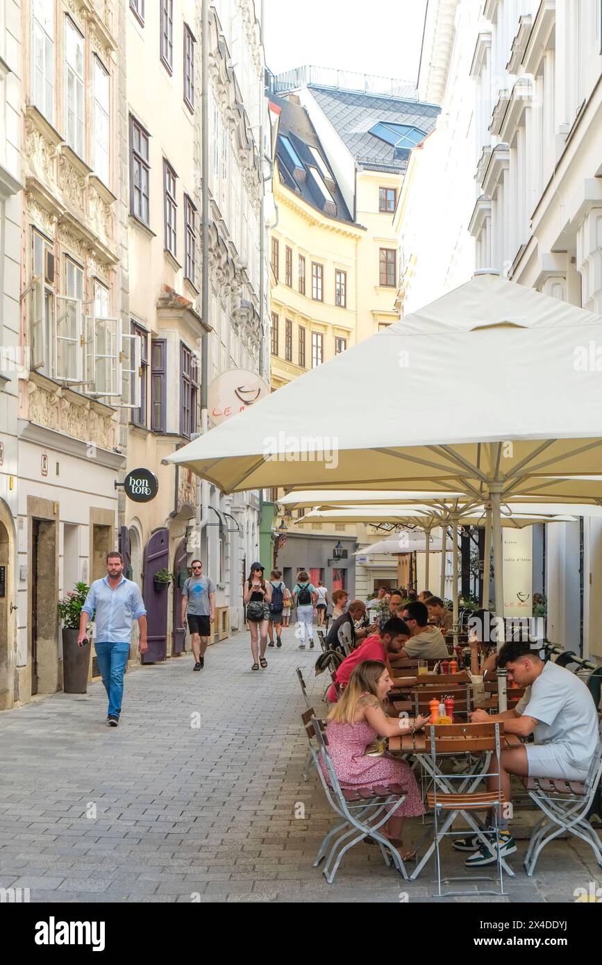 Vienna, Austria. Cafe Life in Vienna Street. (Solo per uso editoriale) Foto Stock