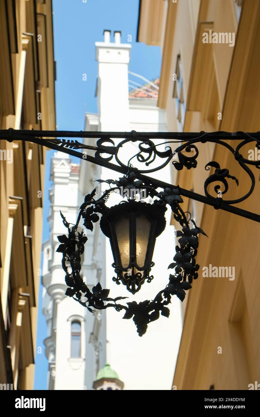 Vienna, Austria. Una vecchia lanterna sulla strada laterale di Vienna Foto Stock