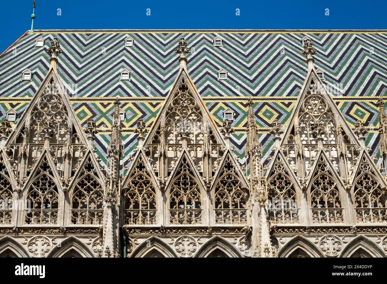 Vienna, Austria. Piastrelle sul tetto della cattedrale romanica di Santo Stefano. Foto Stock