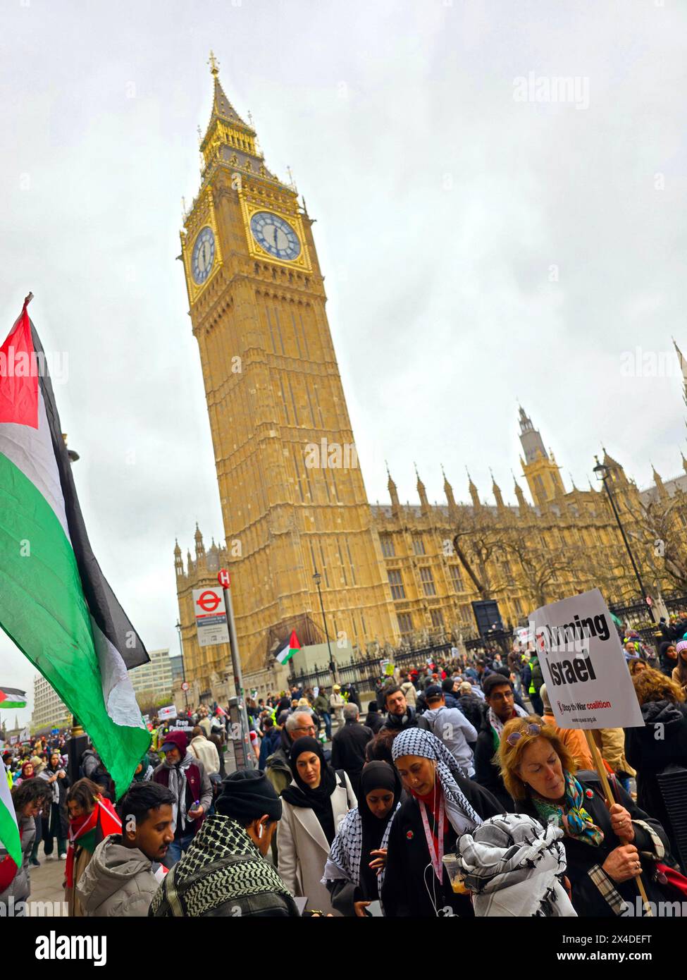 Migliaia di pro-palestinesi si sono riuniti per la dimostrazione della campagna di solidarietà della Palestina (PSC) nella capitale per chiedere un cessate il fuoco immediato a Gaza. Londra, Regno Unito. Foto Stock