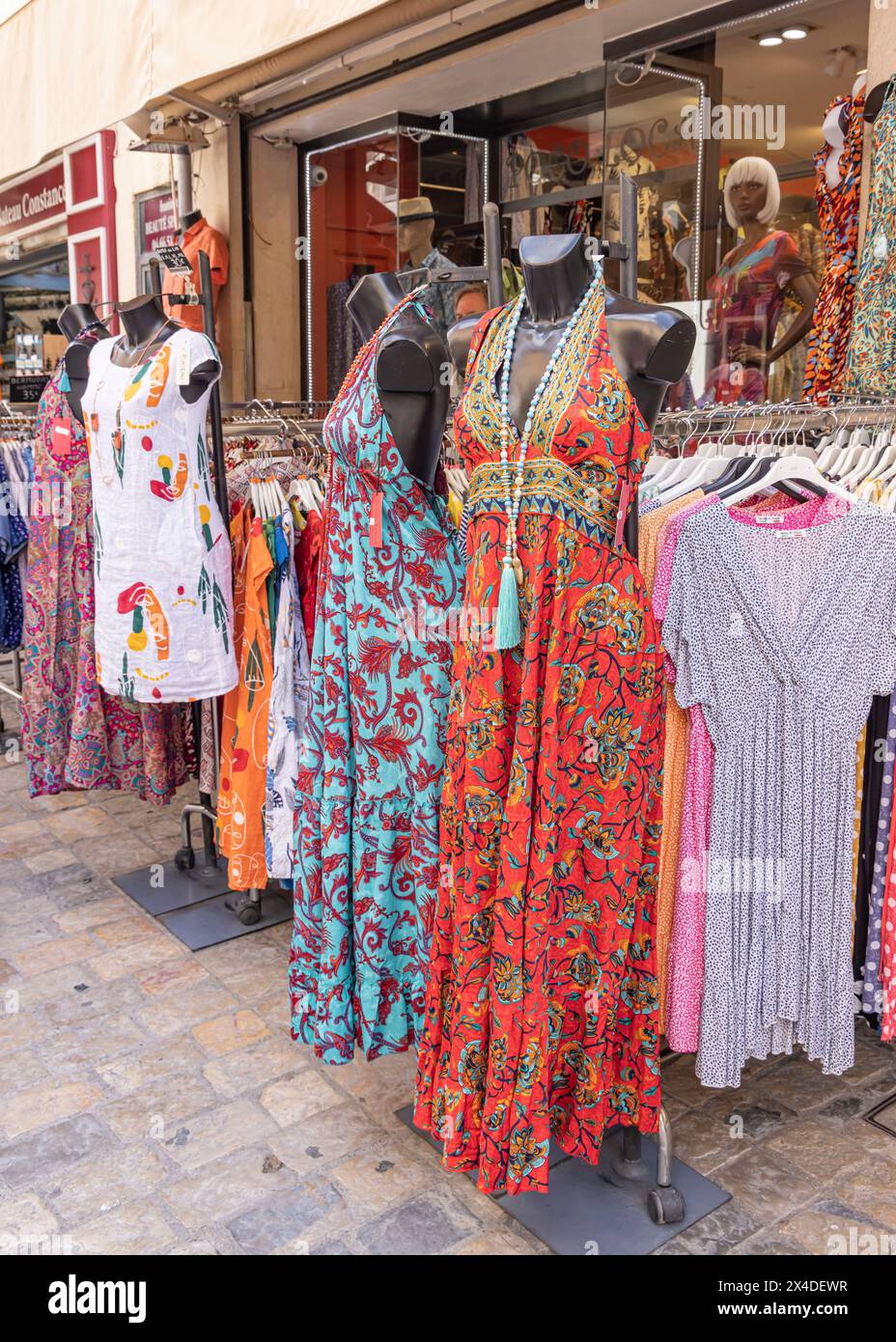 Aigues-Mortes, Gard, Occitania, Francia. Abbigliamento da donna in vendita fuori da un negozio nel sud della Francia. (Solo per uso editoriale) Foto Stock