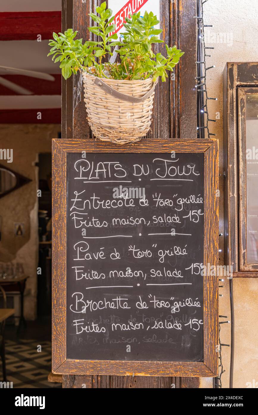 Aigues-Mortes, Gard, Occitania, Francia. Menu lavagna fuori da un caffè nel sud della Francia. (Solo per uso editoriale) Foto Stock