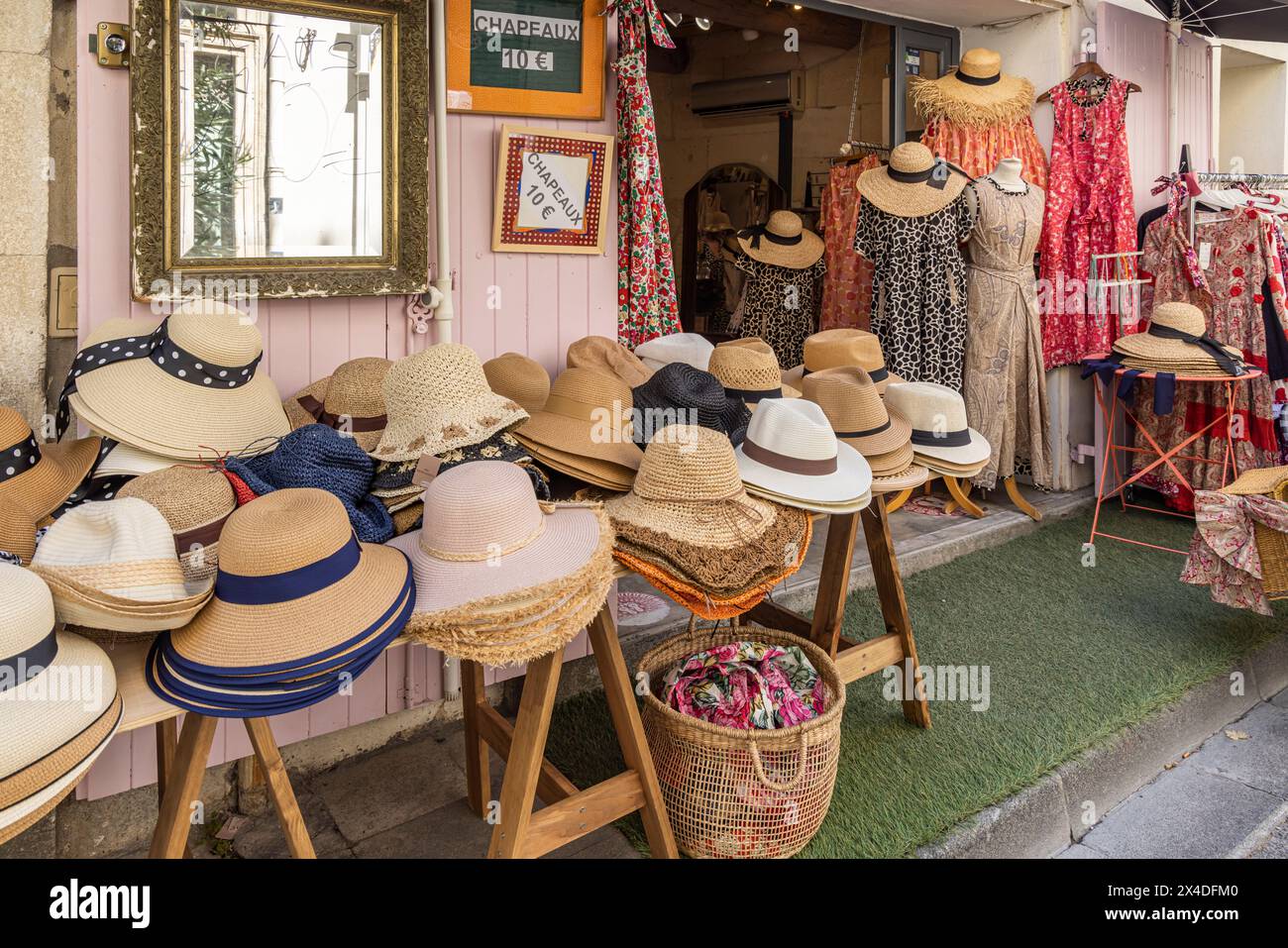 Arles, Bouches-du-Rhone, Provence-Alpes-Cote d'Azur, Francia. Cappelli in vendita fuori da un piccolo negozio. (Solo per uso editoriale) Foto Stock