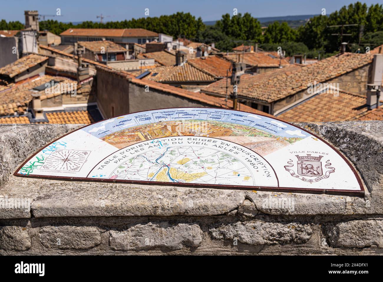 Arles, Bouches-du-Rhone, Provence-Alpes-Cote d'Azur, Francia. Chiave di identificazione in un punto panoramico ad Arles. (Solo per uso editoriale) Foto Stock