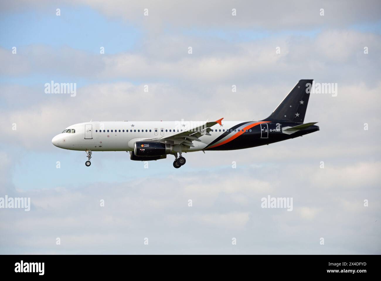 TITAN AIRWAYS AIRBUS A320-233, G-POWK, arrivando da LONDRA GATWICK sulla pista 27 all'AEROPORTO JOHN LENON DI LIVERPOOL, MERSEYSIDE Foto Stock