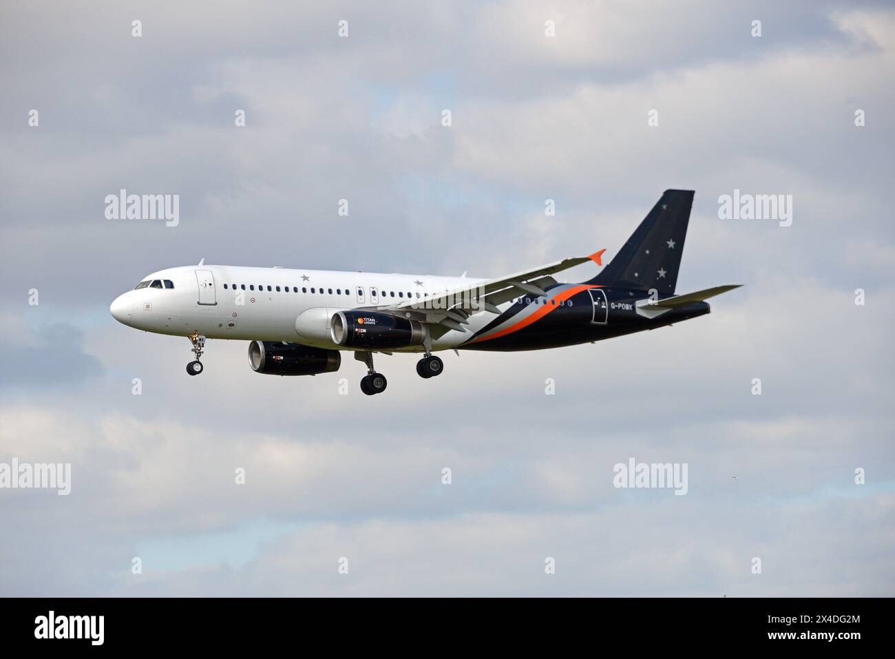 TITAN AIRWAYS AIRBUS A320-233, G-POWK, arrivando da LONDRA GATWICK sulla pista 27 all'AEROPORTO JOHN LENON DI LIVERPOOL, MERSEYSIDE Foto Stock