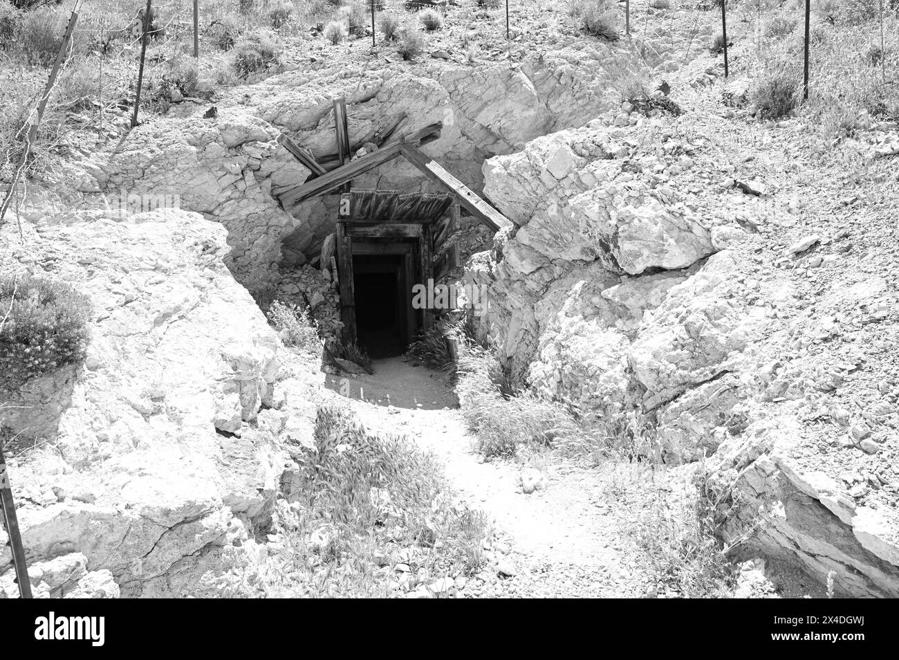 Una miniera d'oro abbandonata in una città fantasma chiamata Rhyolite in Nevada. Foto Stock