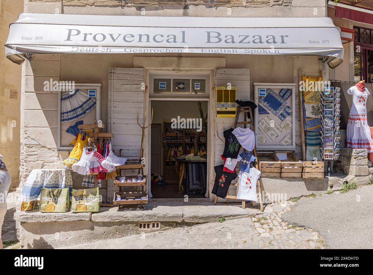 Gordes, Vaucluse, Provenza-Alpi-Costa Azzurra, Francia. Un piccolo negozio di abbigliamento in Provenza. (Solo per uso editoriale) Foto Stock