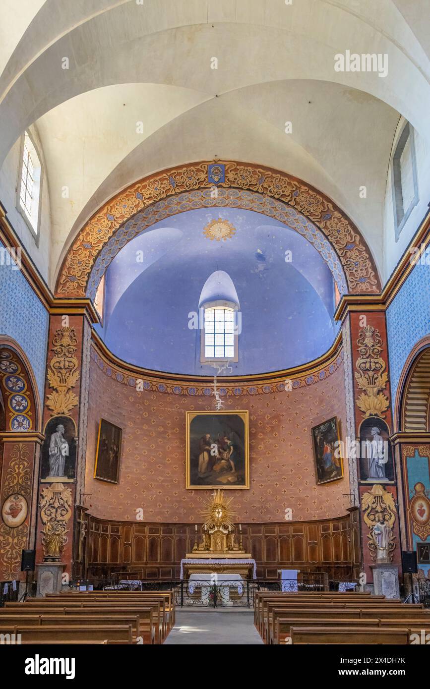 Gordes, Vaucluse, Provenza-Alpi-Costa Azzurra, Francia. Interno della chiesa Eglise Saint Firmin a Gordes. (Solo per uso editoriale) Foto Stock