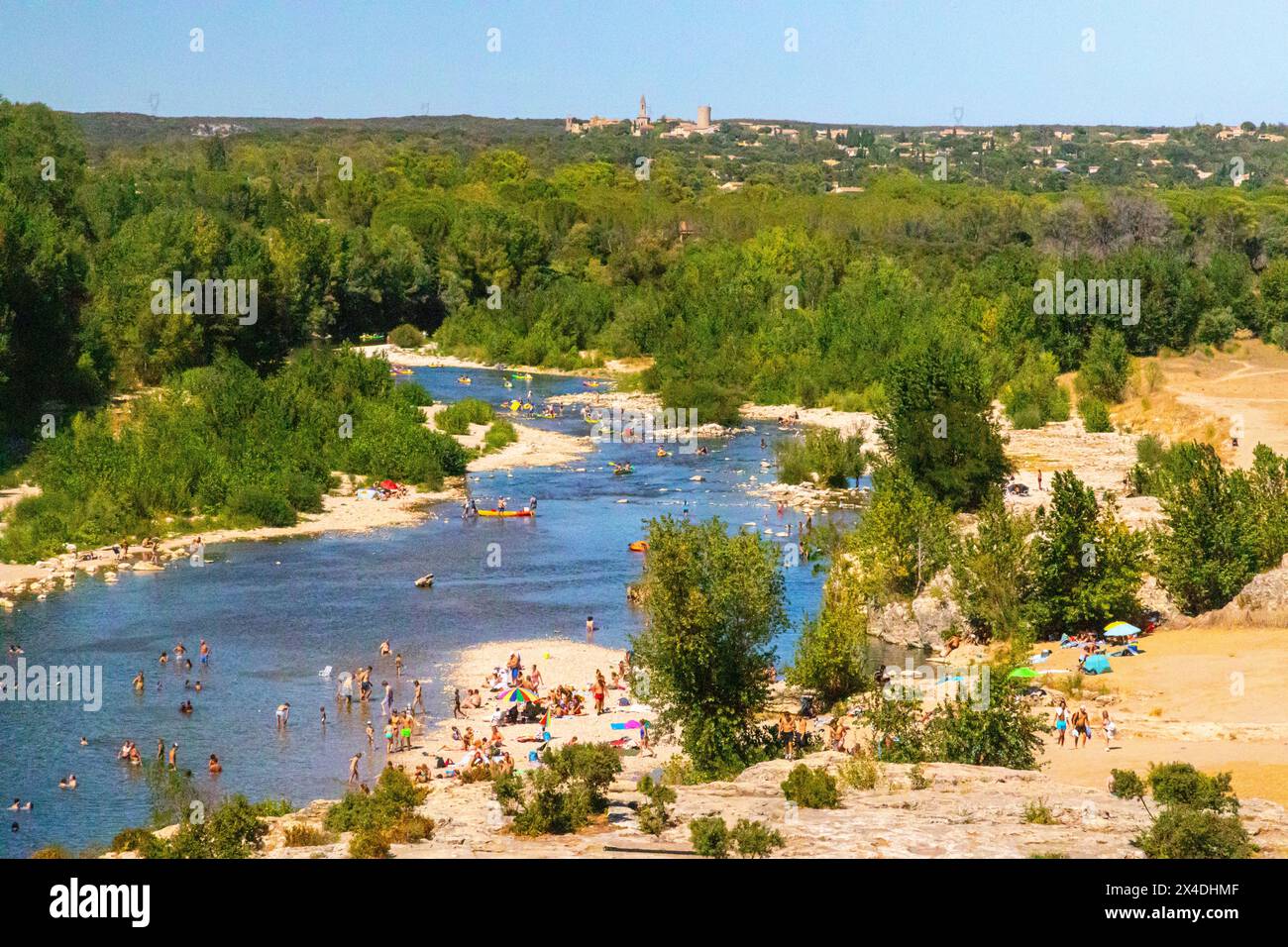 Sito dell'antico acquedotto romano di Pont-du-Gard in Provenza è l'area ricreativa del fiume Gard. Foto Stock