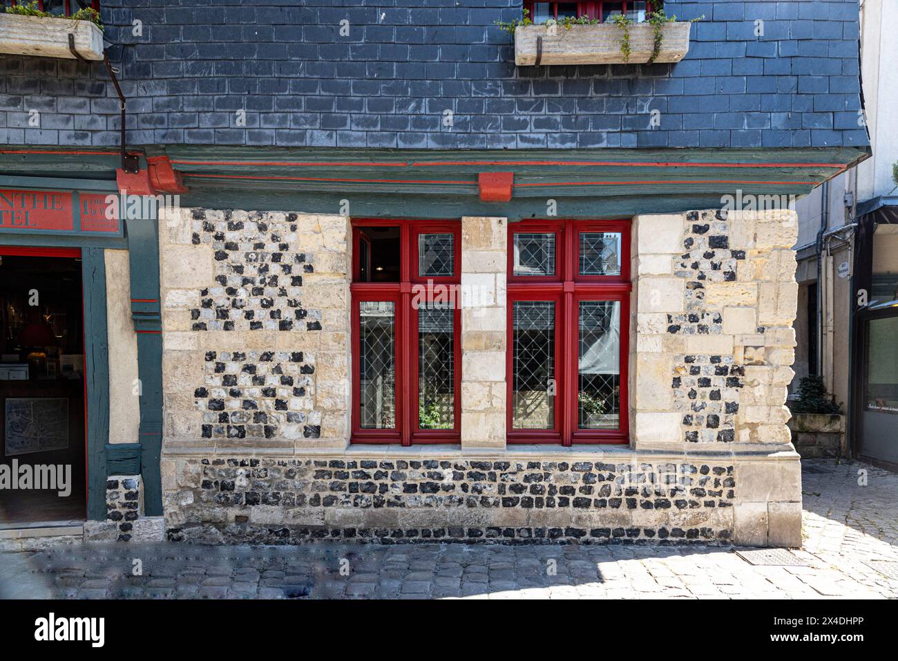 Vecchi edifici trovati nella città normanna di Honfleur. (Solo per uso editoriale) Foto Stock