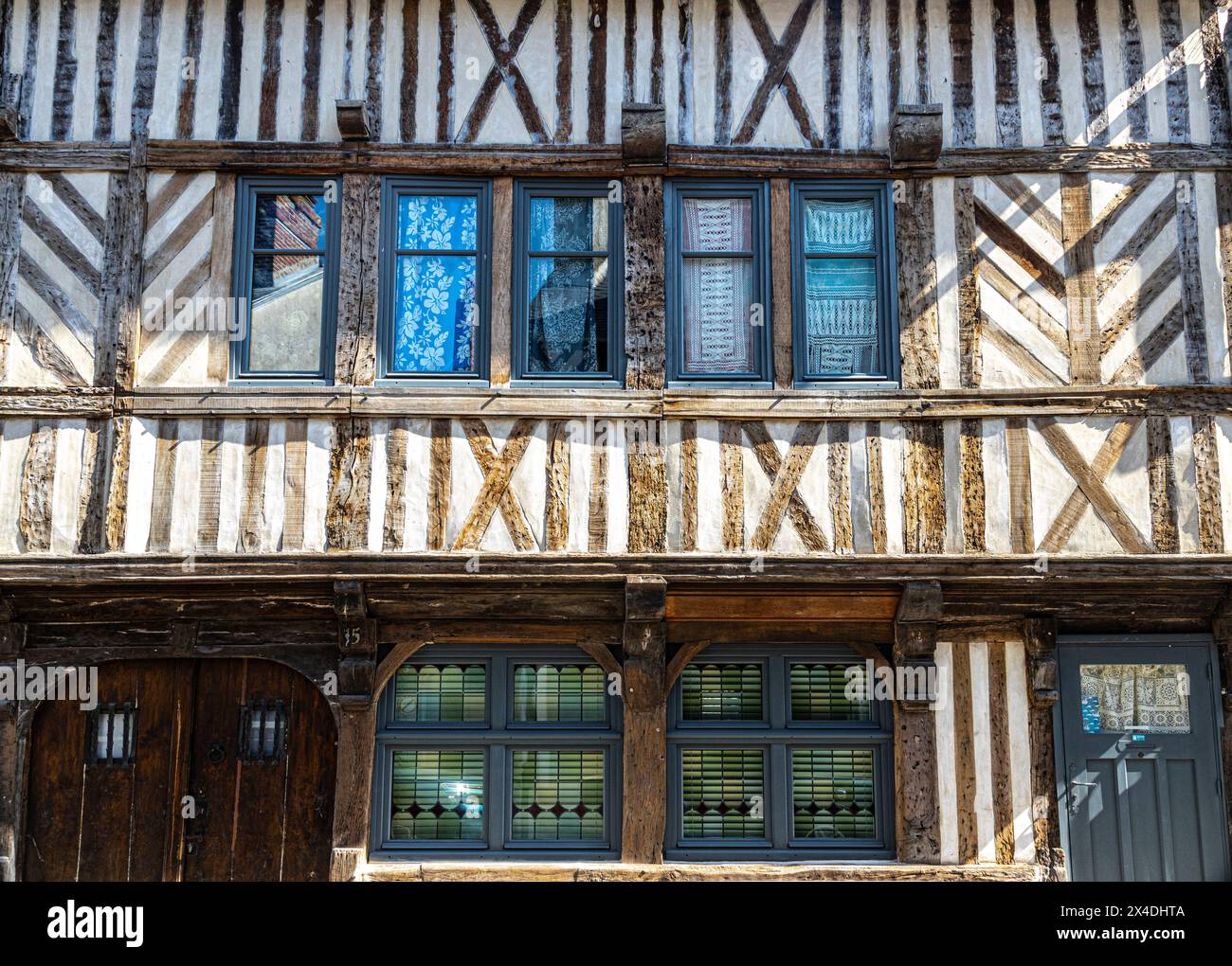 Casa in legno a Honfleur dimostra l'influenza dell'architettura inglese. Foto Stock