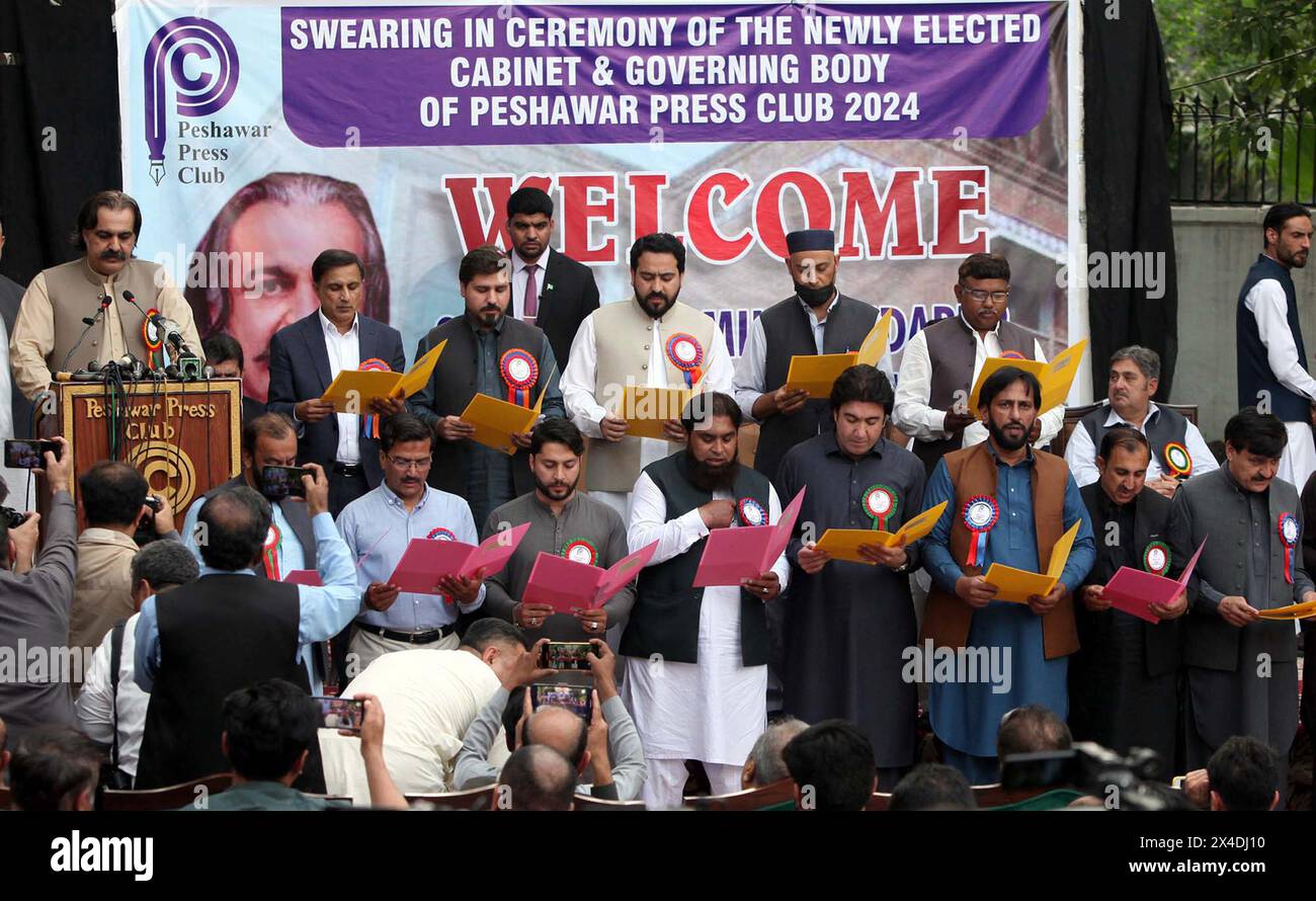 Khyber Pakhtunkhwa, primo ministro, Ali Amin Gandapur, amministra il giuramento del nuovo governo e del corpo direttivo del Peshawar Press Club (PPC) durante la cerimonia di giuramento tenutasi presso il PPC di Peshawar giovedì 2 maggio 2024. Foto Stock