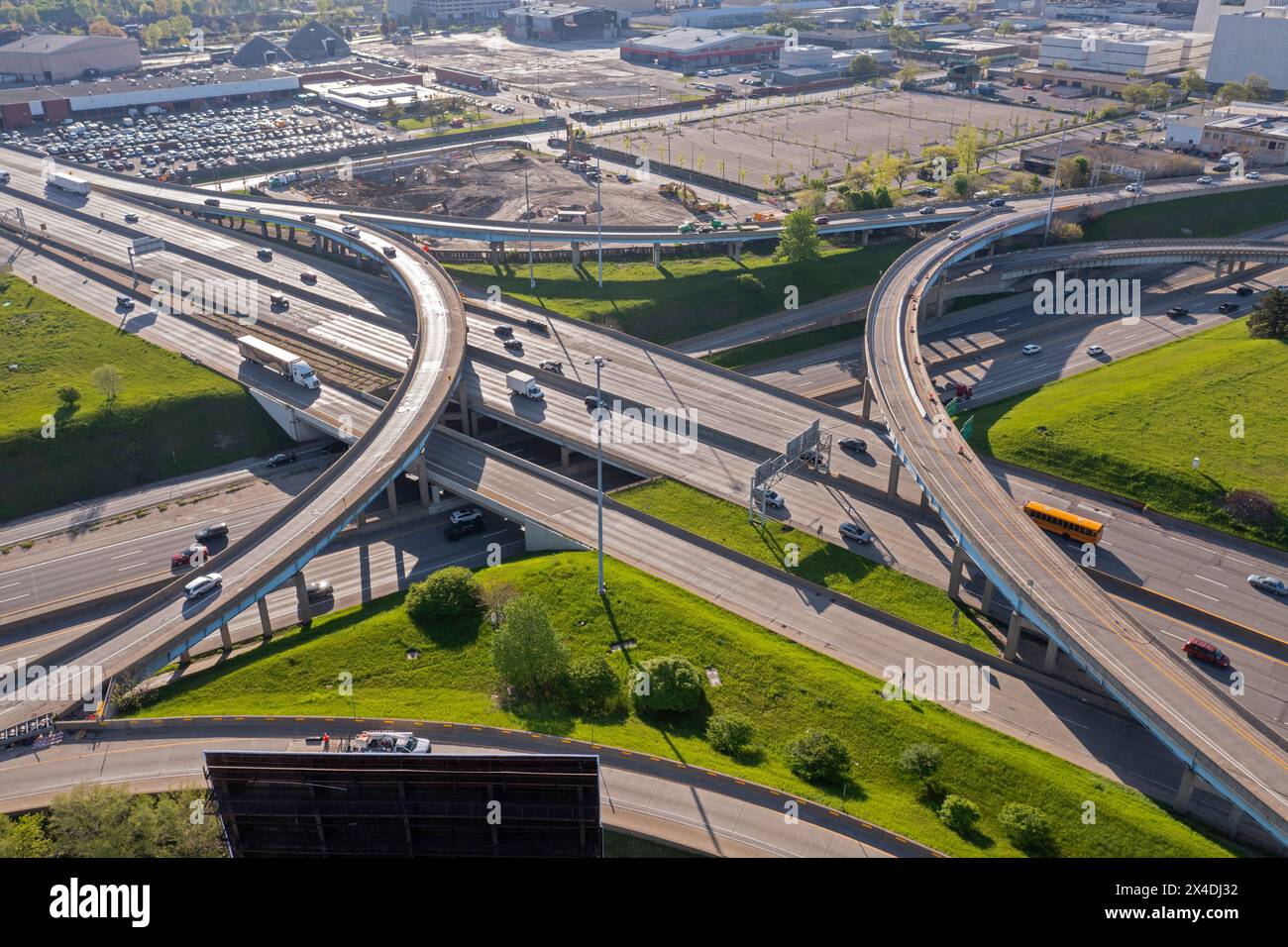 Detroit, Michigan - lo svincolo tra l'Interstate 94 (in alto) e l'Interstate 75 nel centro di Detroit. Foto Stock