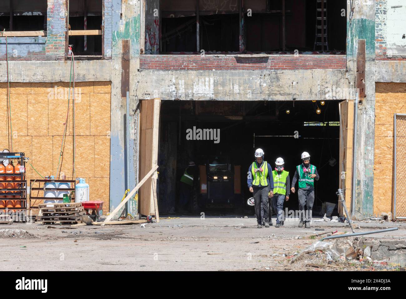 Detroit, Michigan - i lavoratori lasciano la fabbrica di automobili abbandonata Fisher Body 21. L'edificio è stato convertito in Fisher 21 Lofts, uno sviluppo del 433 Foto Stock