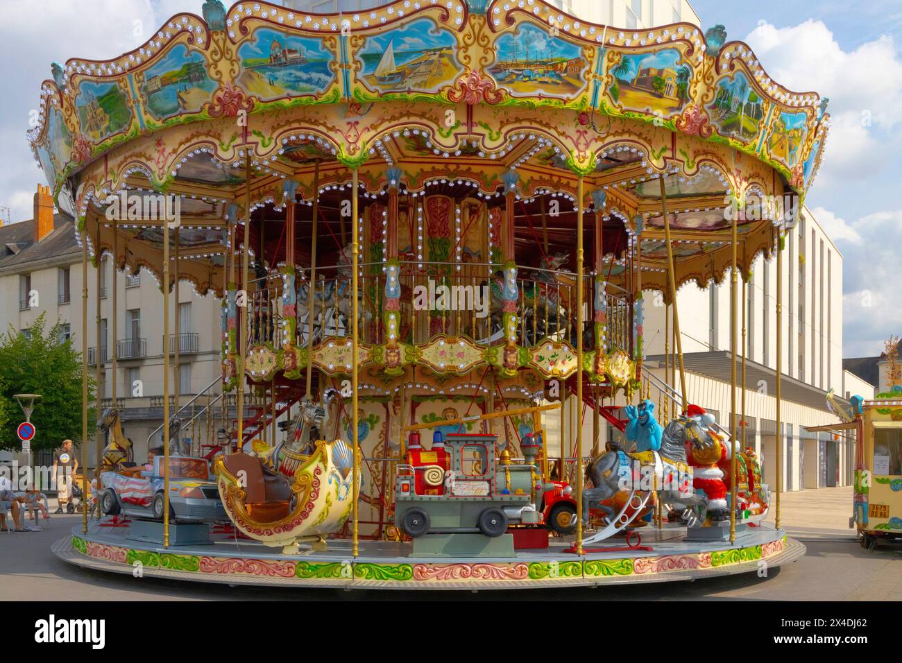 Questo colorato Merry-Go-Round si trova sulla strada principale di Tours nella Valle della Loira. (Solo per uso editoriale) Foto Stock