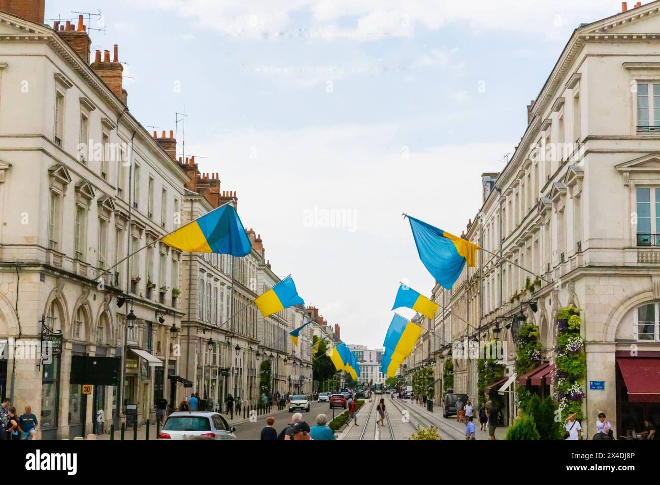 La città di Orleans, nella Valle della Loira, saluta il coraggio del popolo ucraino rivestendo la sua strada principale con bandiere ucraine. Foto Stock