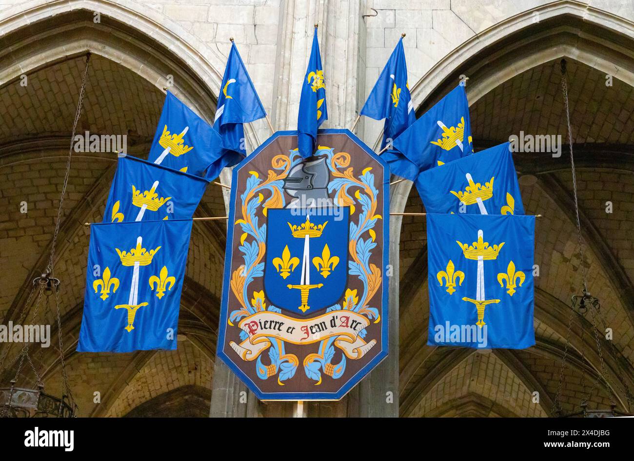 Gli striscioni simboleggiano la nobiltà francese anche se lo striscione centrale parla al vescovo responsabile dell'incendio di Giovanna d'Arco sul rogo. Foto Stock