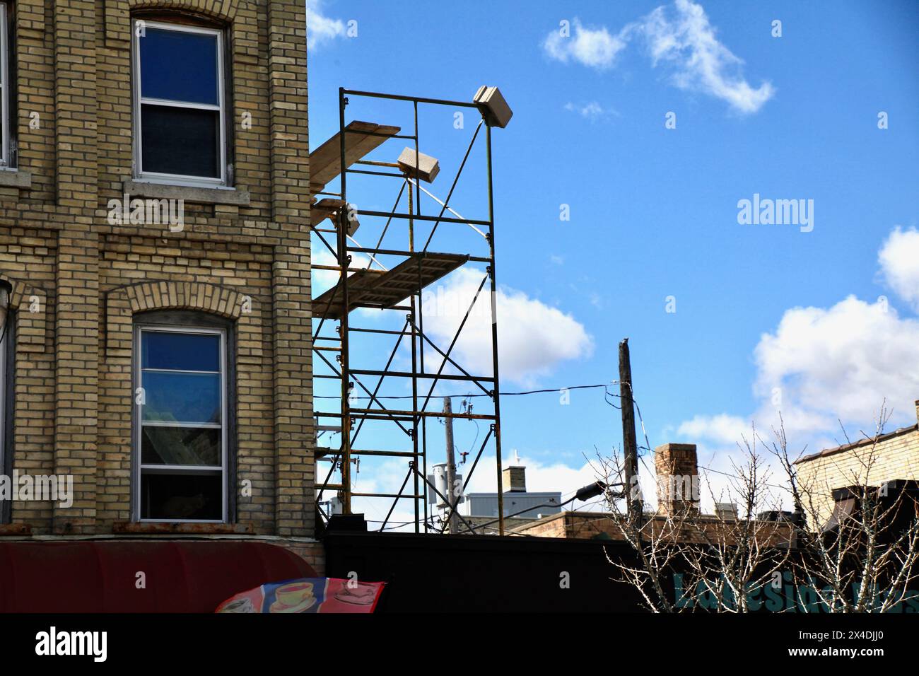 impalcatura ai margini di un edificio più vecchio a port washington, wisconsin Foto Stock