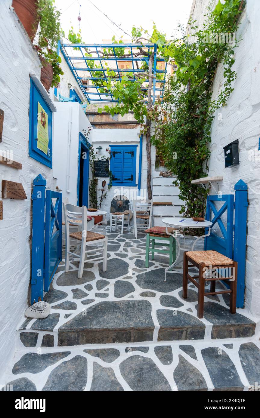 Un bar all'aperto ad Ano Syros, parte del comune di Ermoupoli, la capitale della regione del Sud Egeo. Ano Syros, Ermoupoli, Isola di Siros, Cicladi Foto Stock