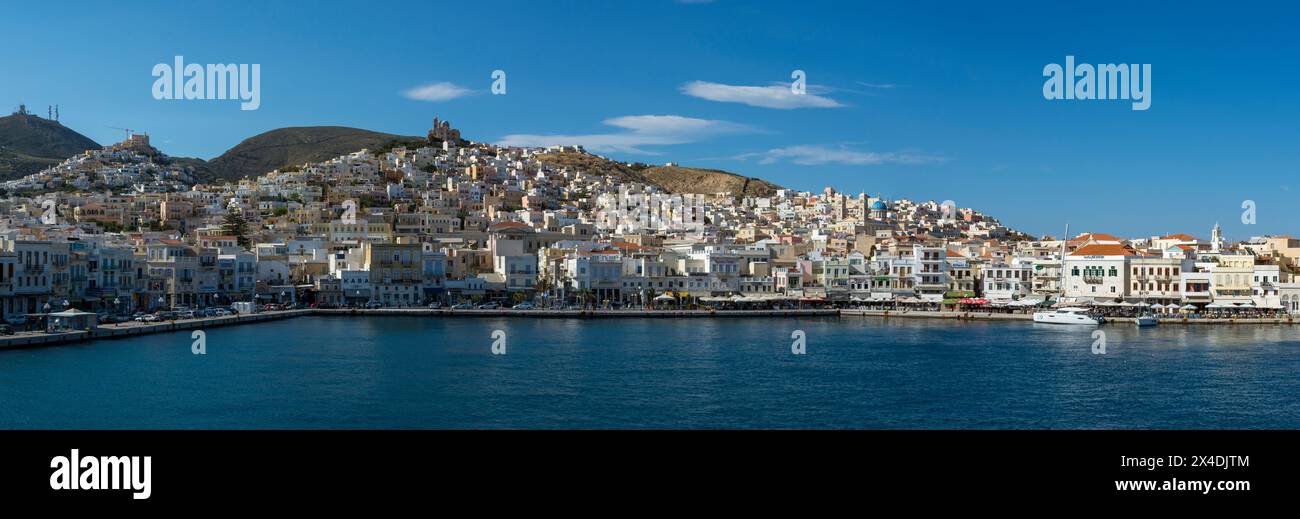 Una veduta di Ermoupoli, la capitale della regione dell'Egeo meridionale. Isola di Siros, Isole Cicladi, Grecia. Foto Stock