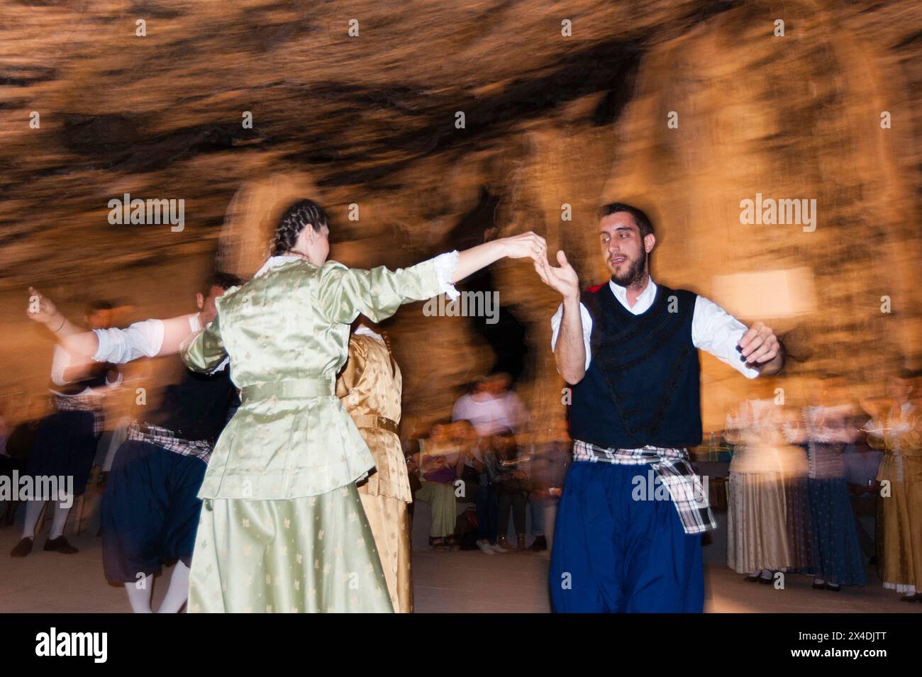 Una coppia danzante alla Celebration of Agios Ioannis Detis. Isola di Antiparos, Isole Cicladi, Grecia. (Solo per uso editoriale) Foto Stock