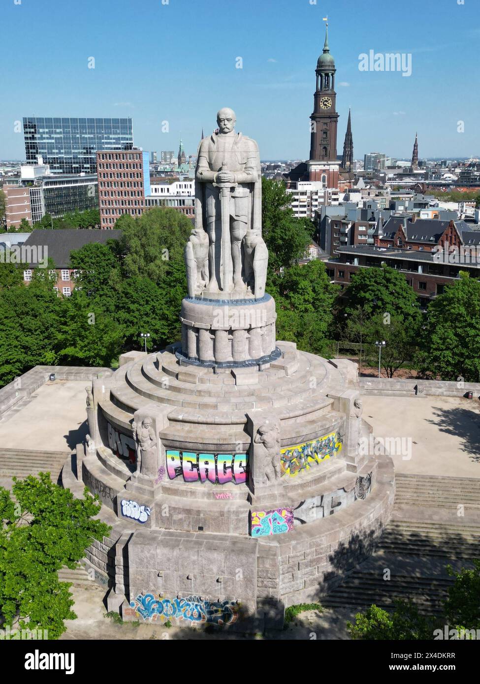 DAS Bismarck-Denkmal im Alten Elbpark Hat eine Gesamthöhe von 34,3 Metern, Die Figur ist 14,8 Meter Hoch. Es ist dem ersten deutschen Reichskanzler otto von Bismarck gewidmet und wurde von 1901 bis 1906 erbaut, im Hintergrund die Hauptkirche St. Michaelis Michel, Stadtteil St. Pauli ad Amburgo 2.5.2024 *** il monumento a Bismarck nel Vecchio Parco dell'Elba ha un'altezza totale di 34,3 metri, la cifra è alta 14,8 metri e' dedicata al primo Cancelliere tedesco otto von Bismarck ed è stata costruita tra il 1901 e il 1906, sullo sfondo la chiesa principale di St Michaelis Michel, quartiere St Pauli ad Amburgo 2 Foto Stock