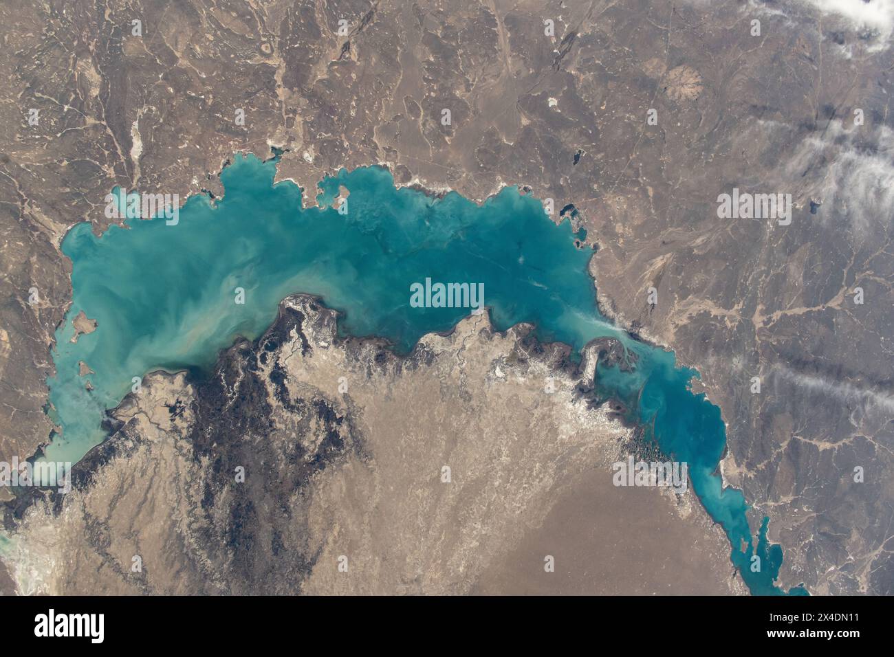 Lago Balkhash, Kazakistan. 19 aprile 2024. Una vista dalla stazione spaziale Internazionale del Lago Balkhash, uno dei laghi più grandi dell'Asia, situato nel Kazakistan sudorientale, visto da quasi 260 miglia sopra la superficie terrestre, 20 aprile 2024, nell'orbita terrestre. Il colore turchese deriva dalla fusione del ghiaccio invernale. Crediti: Mike Barratt/NASA Photo/Alamy Live News Foto Stock