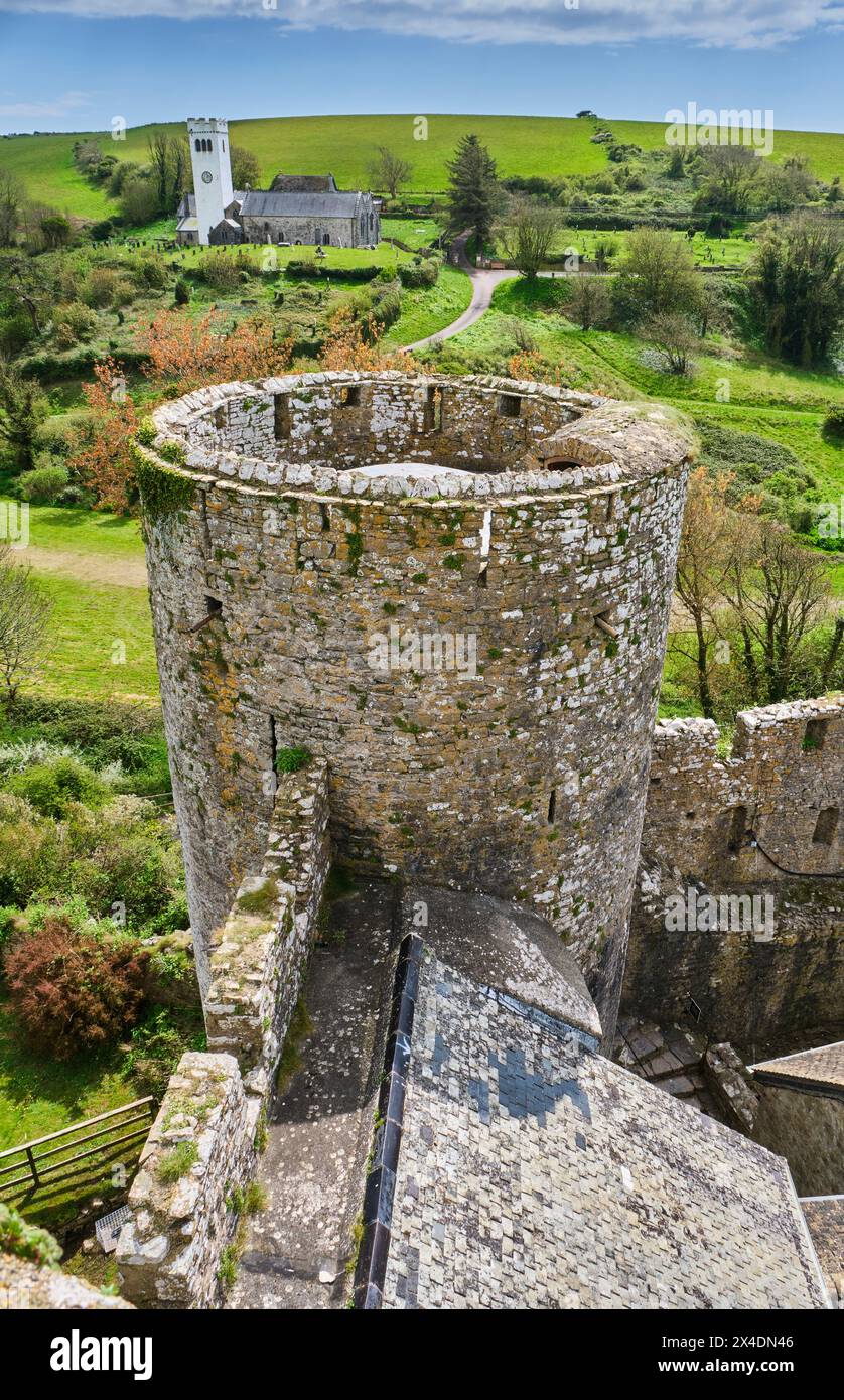 Torre rotonda che si affaccia sulla Chiesa di San Giacomo la grande, il Castello di Manorbier, Manorbier, Pembrokeshire, Galles Foto Stock