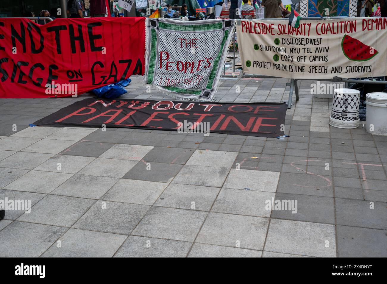 New York, USA, 1 maggio 2024. Gli studenti della NYU istituiscono un secondo accampamento palestinese. In seguito all'arresto degli studenti e alla demolizione del loro primo accampamento di solidarietà palestinese, gli studenti hanno allestito un altro isolato a sud del primo. Crediti: M. Stan Reaves/Alamy Live News Foto Stock