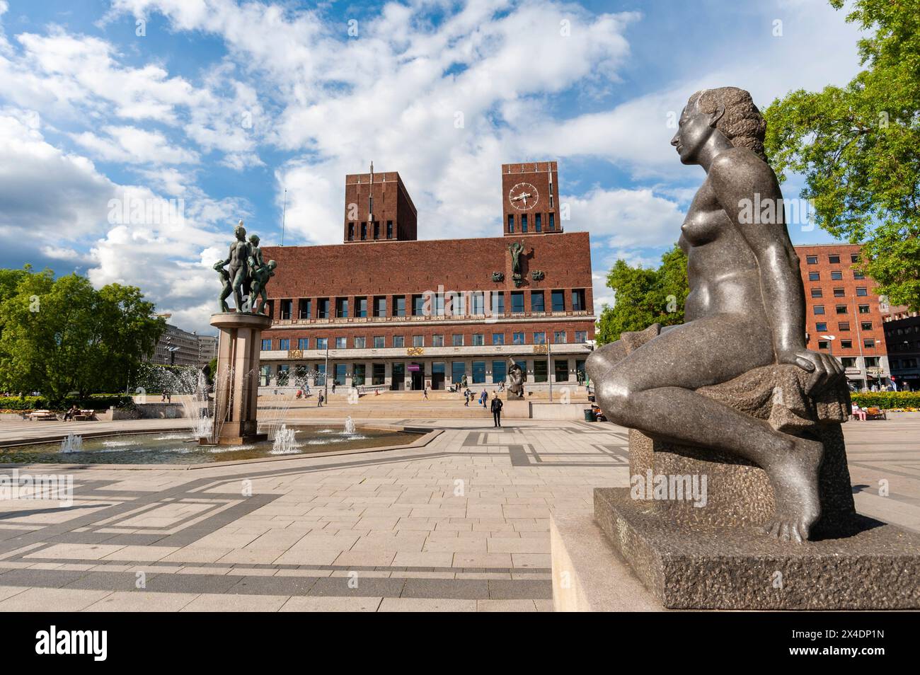 Statue e fontane in piazza Radhuspladsen che fronteggiano il Municipio di Oslo. Oslo, Norvegia. (Solo per uso editoriale) Foto Stock