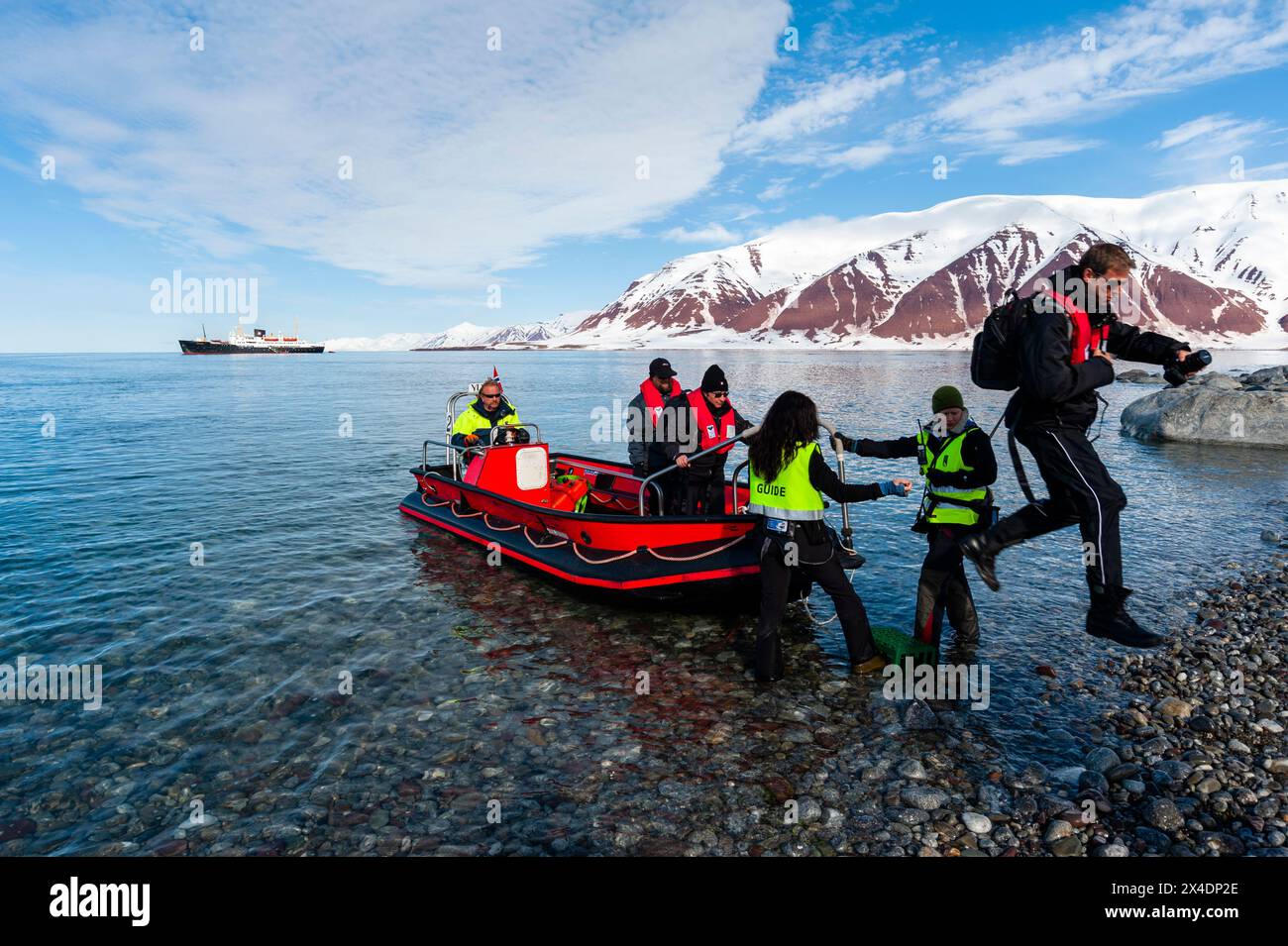 I turisti sbarcano da una zattera gonfiabile sulla riva di Bockfjorden. Isola di Spitsbergen, Svalbard, Norvegia. (Solo per uso editoriale) Foto Stock