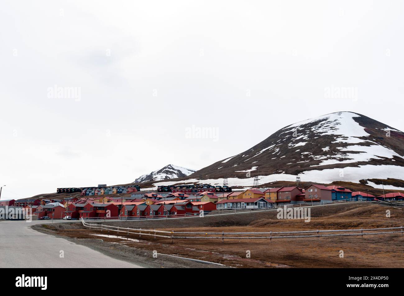 Abitazioni dipinte in modo brillante nella città di Longyearbyen, Spitsbergen Island, Svalbard, Norvegia. Foto Stock