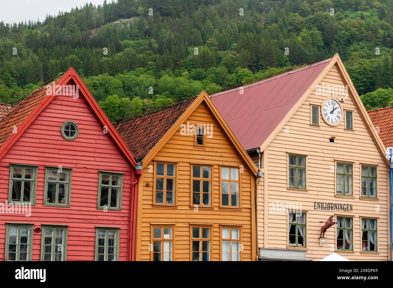 Edifici dai colori vivaci a Bryggen, il quartiere storico di Bergen, Norvegia. Foto Stock