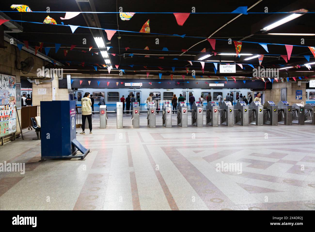 Barriere dei biglietti presso la stazione della metropolitana del Cairo, Piazza El Tahrir, il Cairo. Egitto Foto Stock