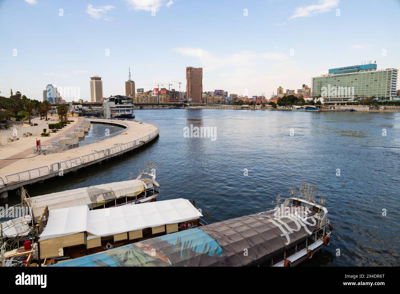 Affacciato sul fiume Nilo, l'Hilton Hotel e il Nile Ritz Carlton Hotel. Cairo, Egitto Foto Stock