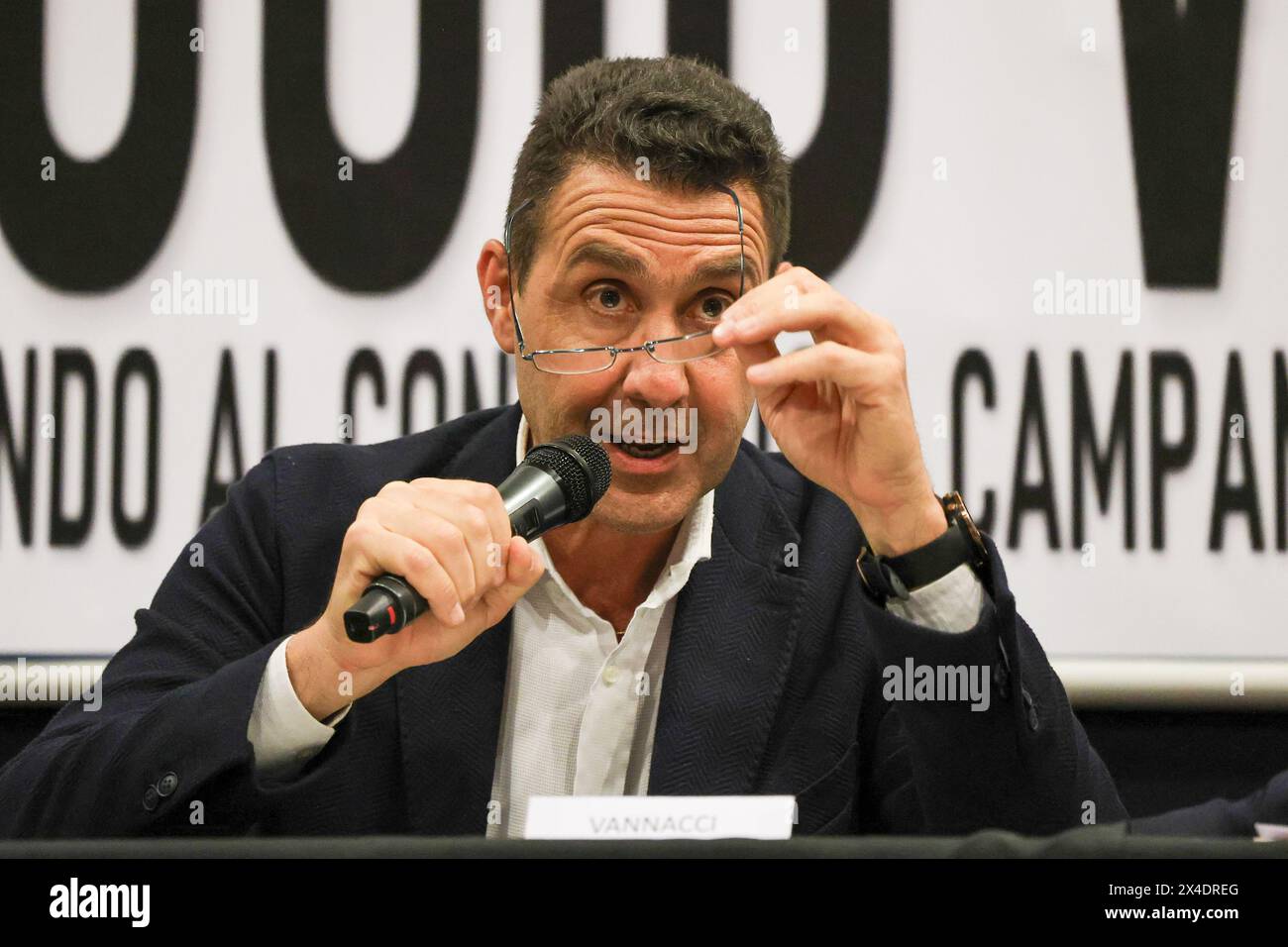 Napoli, Italia, 2 maggio 2024. Il generale Roberto Vannacci, candidato alle elezioni europee del 2024 con il partito Lega, durante una conferenza stampa per presentare il suo ultimo libro "il mondo al contrario". Foto Stock