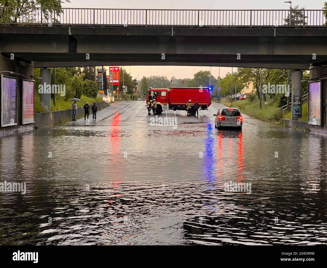 Bamberga, Germania. 2 maggio 2024. Un veicolo di emergenza dei vigili del fuoco assicura un sottopassaggio pieno di acqua piovana. Come ha spiegato giovedì un portavoce del servizio meteorologico tedesco (DWD), vi è un maggiore potenziale che la soglia di allarme meteorologico possa essere superata in Franconia e in alcune parti della Svevia. Crediti: Ferdinand Merzbach/News5/dpa/Alamy Live News Foto Stock