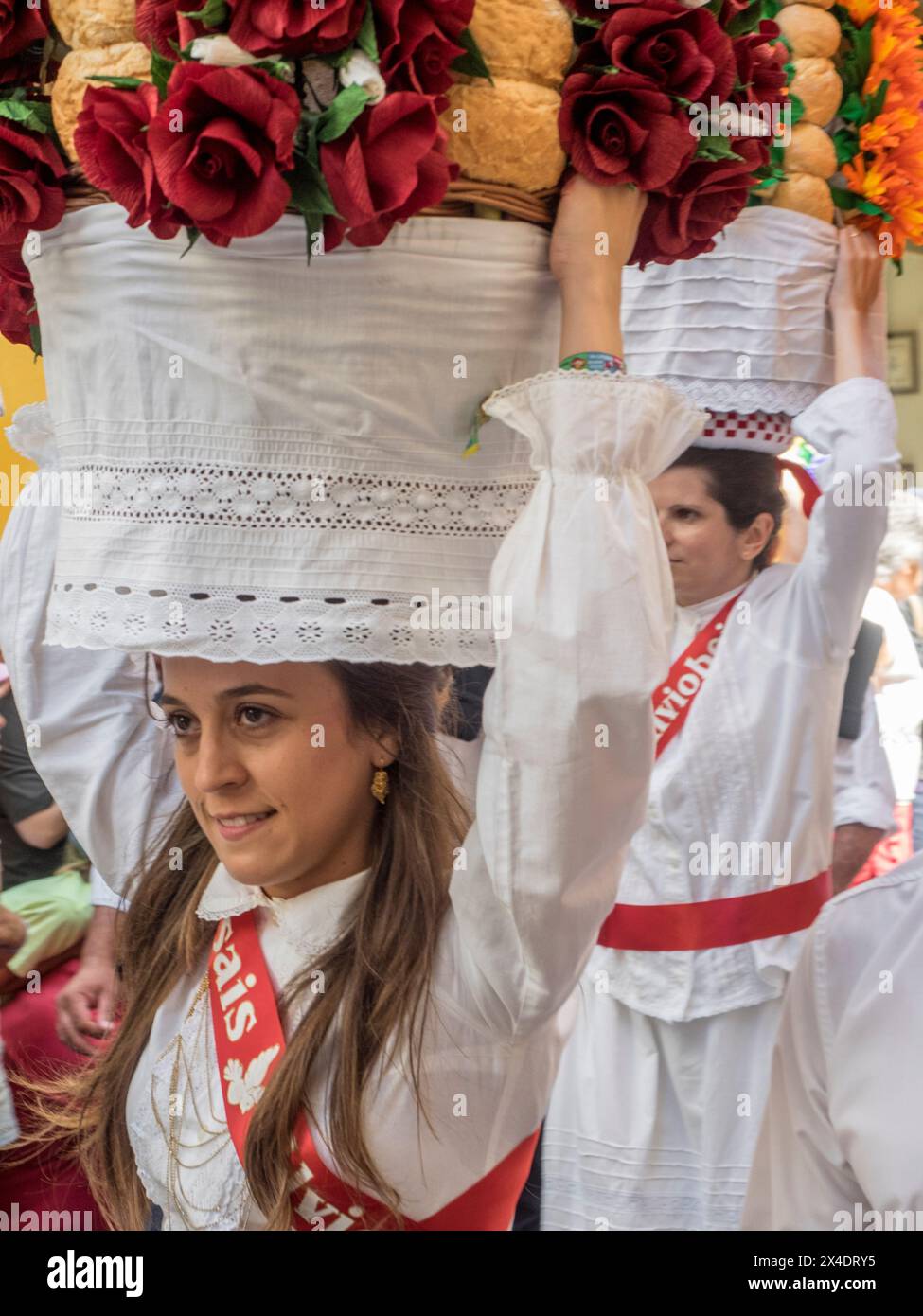 Le ragazze portano tequileros decorati con simboli dello Spirito Santo, un piccione, la corona, 30 pani di pane, fiori di carta e mais. Ogni vassoio è th Foto Stock