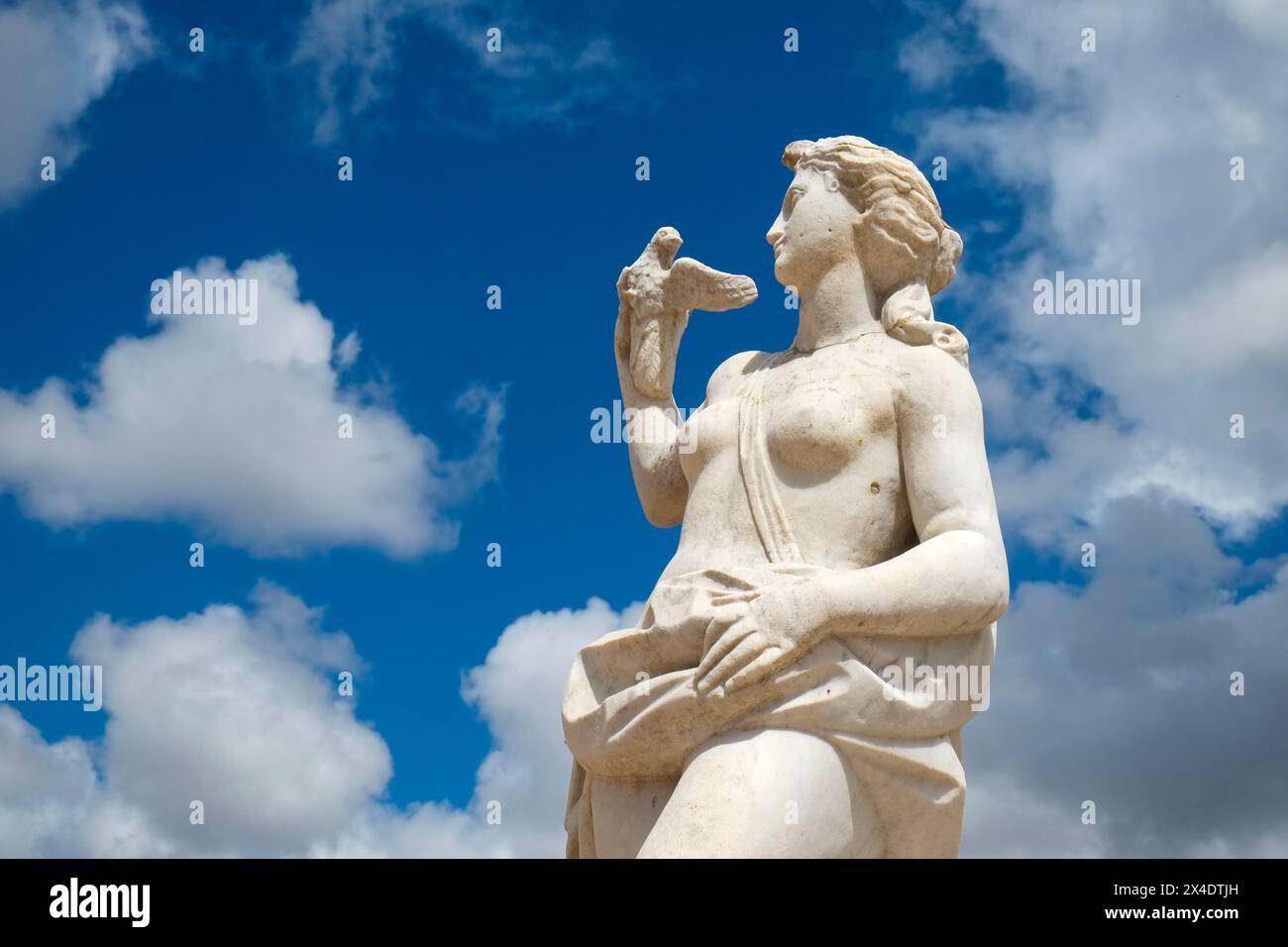 Lisbona, Portogallo. Statua femminile in marmo del Palazzo reale. Foto Stock