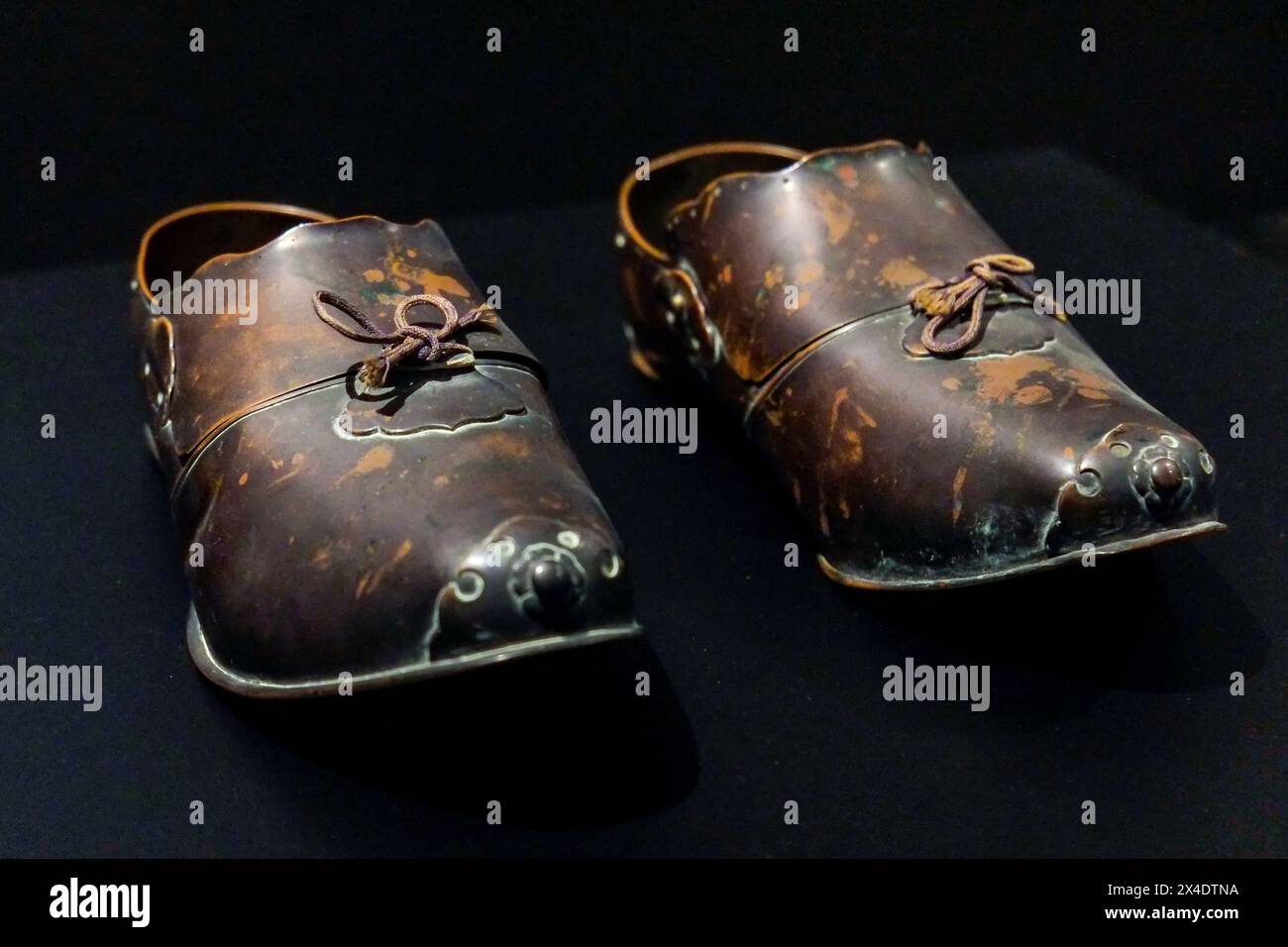 Lisbona, Portogallo. Vecchie scarpe giapponesi Nanban in metallo degli anni '1600 (Solo per uso editoriale) Foto Stock