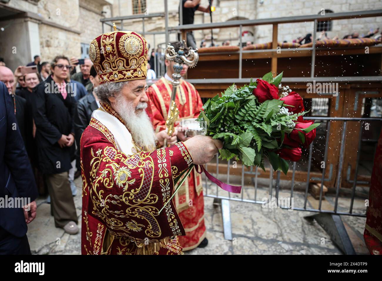 Gerusalemme, Israele. 2 maggio 2024. Il Patriarca Teofilo III di Gerusalemme presiedette il servizio. I cristiani partecipano alla messa del giovedì Santo prima delle celebrazioni pasquali presso la Chiesa del Santo Sepolcro nella città Vecchia di Gerusalemme. Il Patriarca Teofilo III di Gerusalemme ha presieduto il servizio come partecipanti alla cerimonia ha acceso le candele e pregato, accompagnato da inni. Credito: SOPA Images Limited/Alamy Live News Foto Stock