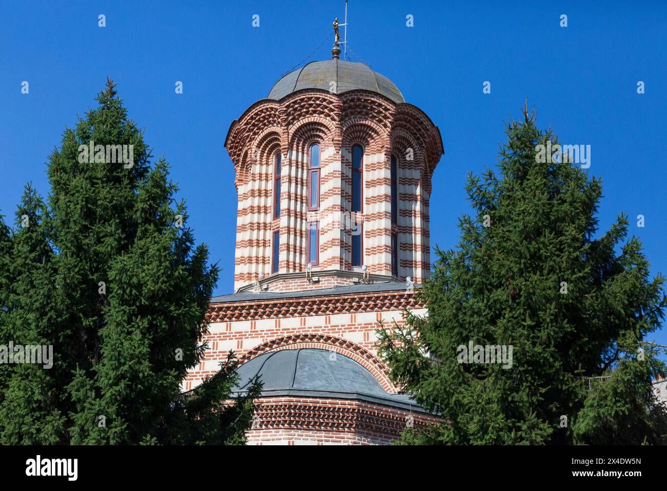 Romania. Bucarest. Stavropoleos, monastero ortodosso orientale per suore, costruito in stile Brancovenesc. Grande collezione di libri di musica bizantina in romano Foto Stock