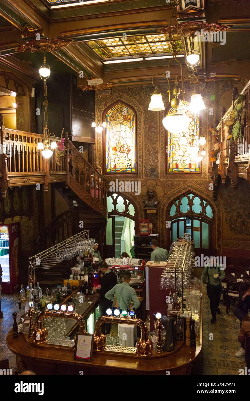 Romania, Bucarest. Museo nazionale di storia rumena. Situato nella città vecchia in Calea Victoriei. Interno con bar. (Solo per uso editoriale) Foto Stock