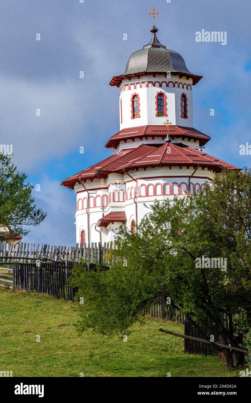 Romania, Transilvania, Carpazi. Chiesa del villaggio. Foto Stock