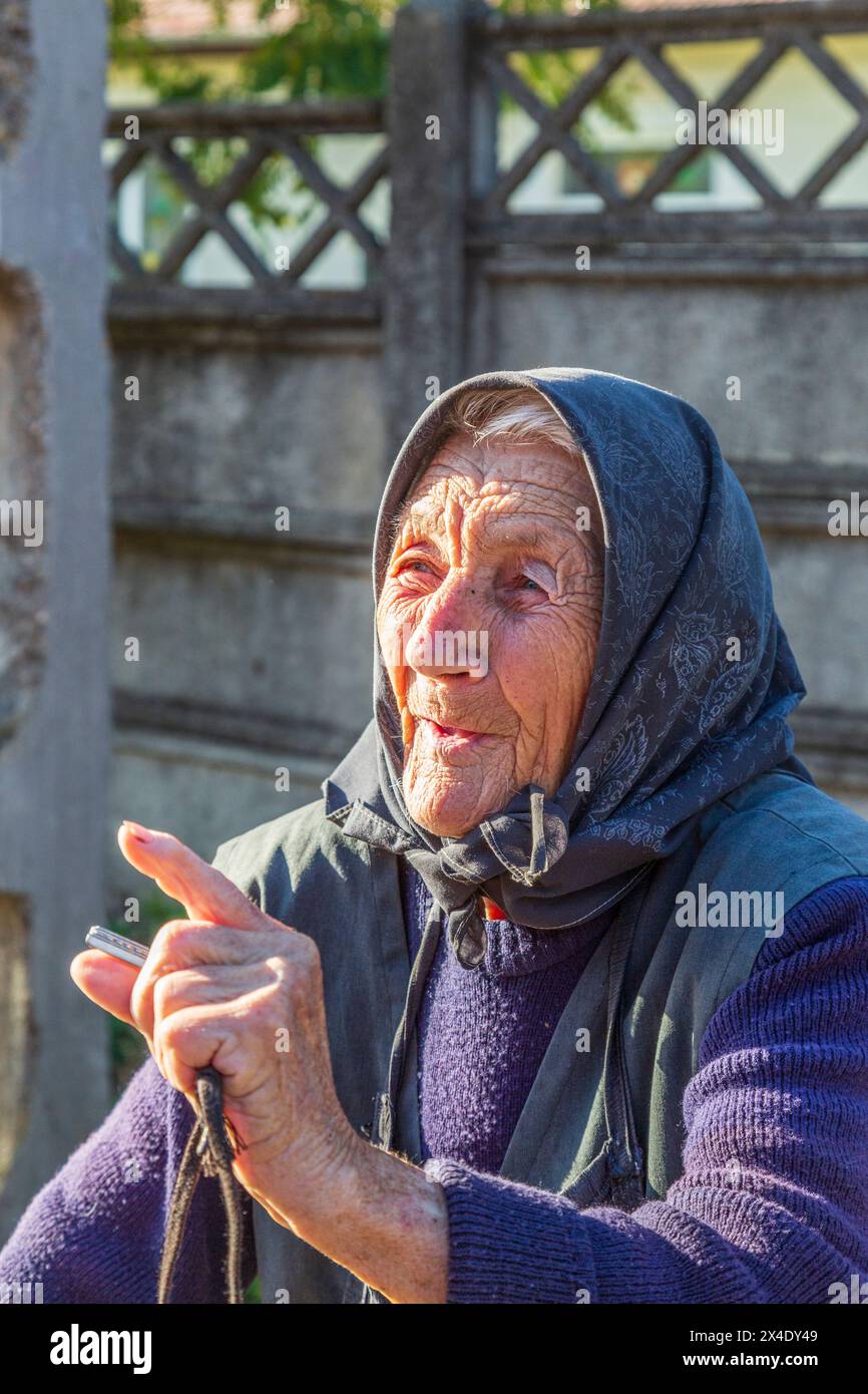 Romania, Transilvania, contea di Vrancea, Coltesti. Anziana donna rumena che ritrae la vita del villaggio. (Solo per uso editoriale) Foto Stock