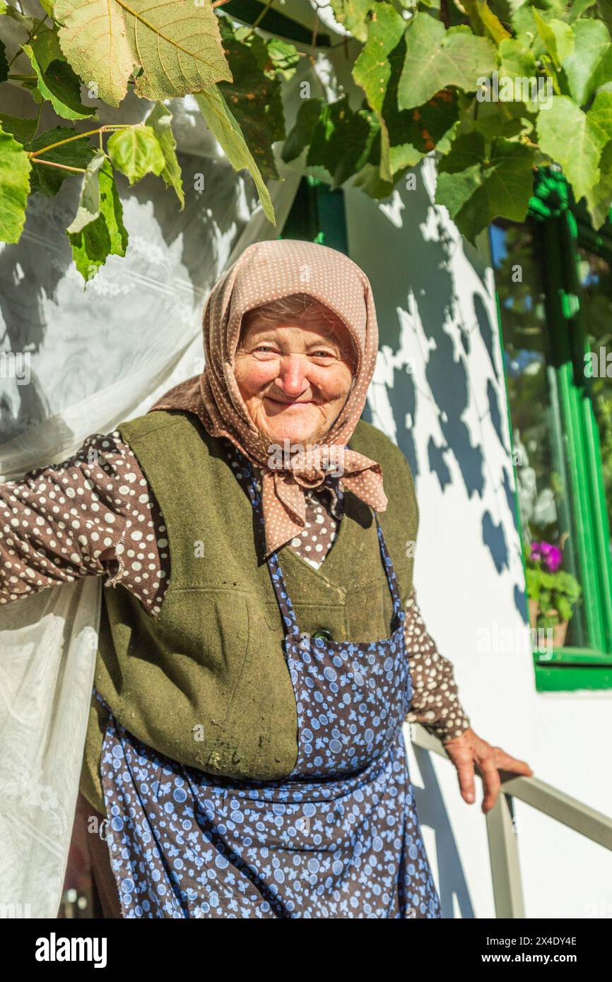Romania, Transilvania, contea di Vrancea, Coltesti. Anziana donna rumena che ritrae la vita del villaggio. (Solo per uso editoriale) Foto Stock