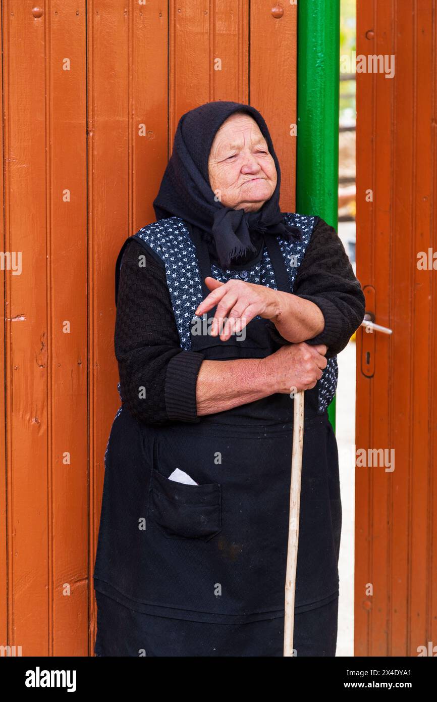 Romania, Transilvania, contea di Vrancea, Coltesti. Anziana donna rumena che ritrae la vita del villaggio. (Solo per uso editoriale) Foto Stock