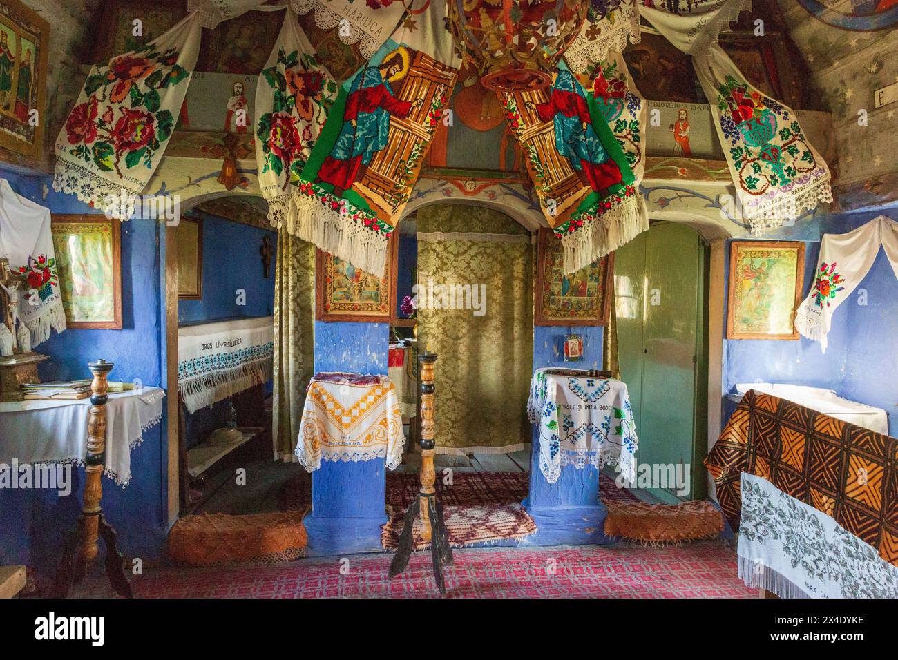 Romania, Transilvania, Maramures, aspra, comune di Vima Mica. L'interno e l'esterno della chiesa blu de Lemn. Foto Stock